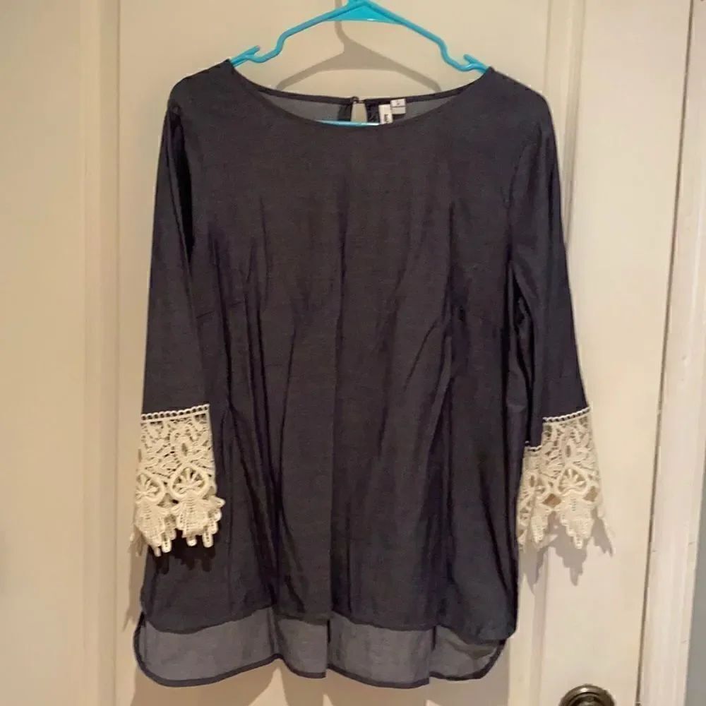 Adorable Kensie top L